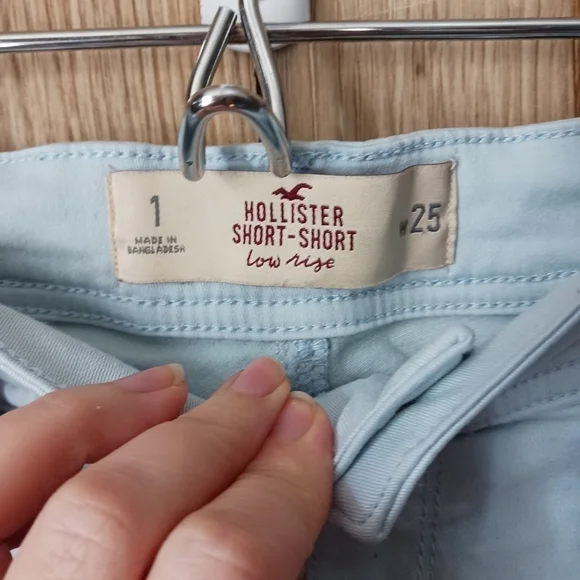 Hollister Low Rise Short-Short Size 1 - Picture 3 of 7